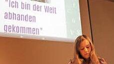 Katrin Neckermann beim Lesen eines Perutz-Textes. Foto: M. Häggberg