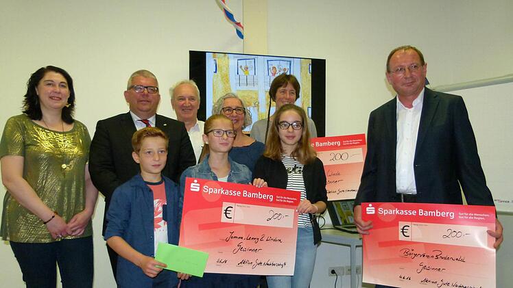 Die Gewinner des Wettbewerbs "Gute Nachbarschaft" (vorne v. l. die jungen Zeichner Lenny, Jomina und Lindona) mit Bürgermeister Wolfgang Metzner und den Vertretern der Initiatoren. Foto: Marion Krüger-Hundrup