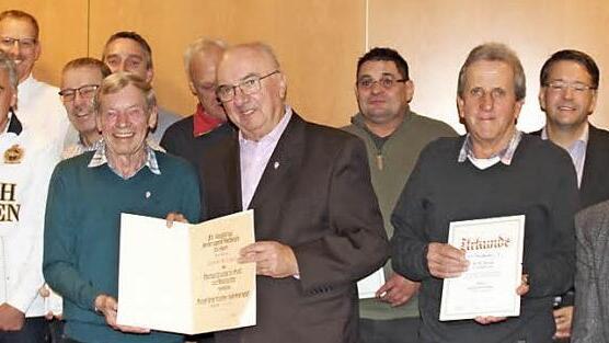 Die Geehrten mit Rudi Sitte (links vorne), dahinter Sebastian Kammerer, Jakob Stumpf (vorne, Dritter von links), daneben Walter Fellermeier; rechts vorne mit Krawatte und Anstecknadel Fritz Stumpf und hinten rechts Bürgermeister Karsten Fischkal und Willi Wahl  Foto: Johanna Blum