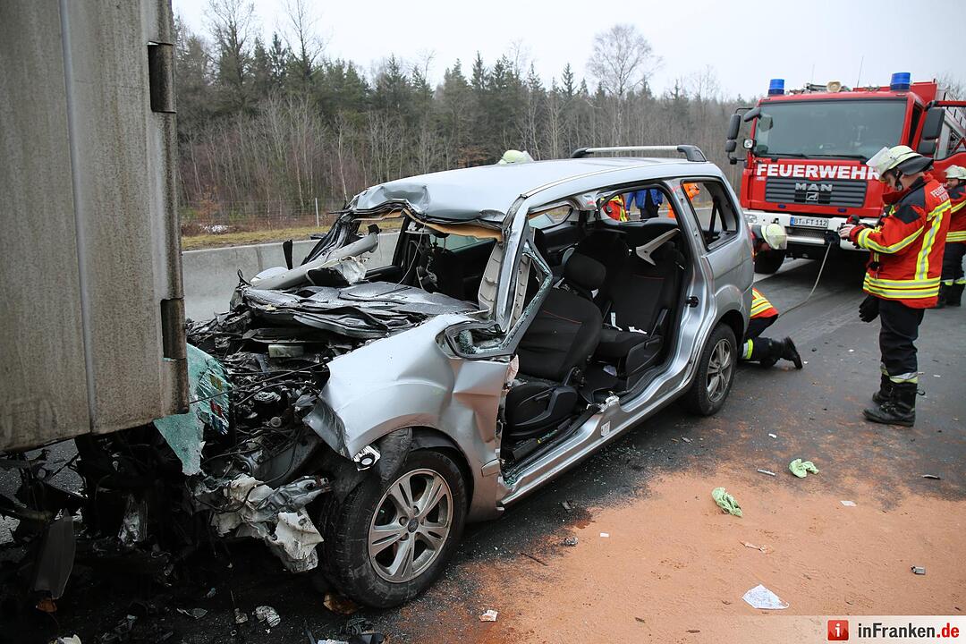 Pkw kracht unter Lkw auf der A9 bei Trockau - Drei Personen verletzen sich schwer