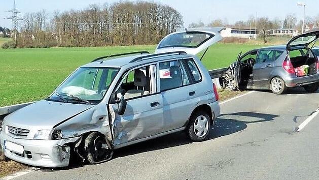 Der Mercedes war dem Mazda in die Seite gefahren und hatte ihn gegen die Leitplanke gedr&uuml;ckt. Foto: Polizei