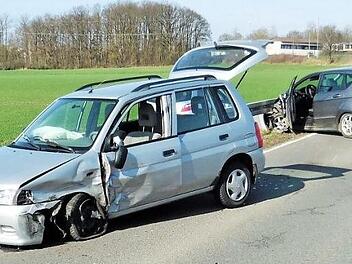 Der Mercedes war dem Mazda in die Seite gefahren und hatte ihn gegen die Leitplanke gedrückt. Foto: Polizei