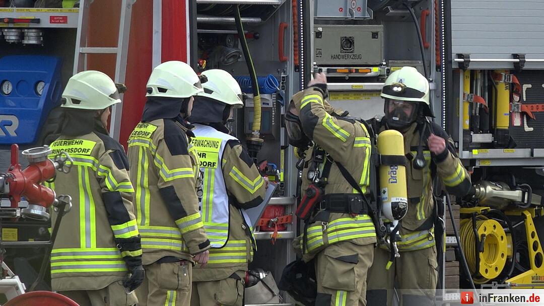 Lagerhallenbrand verursacht hohen Sachschaden - Feuerwehr hat Flammen schnell unter Kontrolle