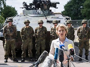 Bundesverteidigungsministerin Ursula von der Leyen (CDU) gibt am 10.06.2017 in der Generalfeldmarschall-Rommel-Kaserne in Augustdorf (Nordrhein-Westfalen) ein Pressestatement. Foto: Bernd Thissen/dpa
