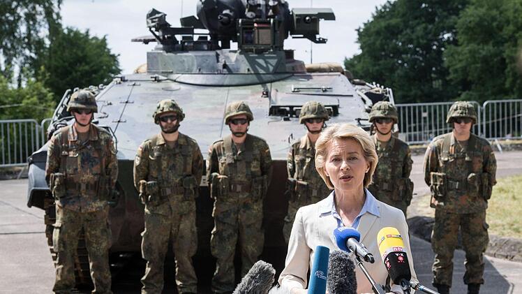 Bundesverteidigungsministerin Ursula von der Leyen (CDU) gibt am 10.06.2017 in der Generalfeldmarschall-Rommel-Kaserne in Augustdorf (Nordrhein-Westfalen) ein Pressestatement. Foto: Bernd Thissen/dpa