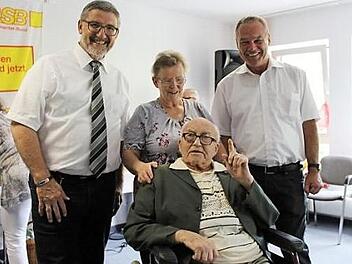 Er unterhielt munter und amüsant seine Gratulantenschar, indem Karl-Heinz Wentzel erfrischend OB Rebhan und Landrat Busch seinen Lebenslauf erzählte. Da musste Tochter Erika schmunzeln.  Foto: Manja von Nida