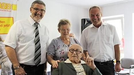 Er unterhielt munter und amüsant seine Gratulantenschar, indem Karl-Heinz Wentzel erfrischend OB Rebhan und Landrat Busch seinen Lebenslauf erzählte. Da musste Tochter Erika schmunzeln.  Foto: Manja von Nida