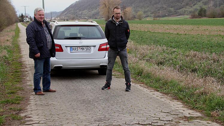 Immer wieder muss der Radfahrer auf dem Pflasterweg nach Ebelsbach mit solchen unangenehmen und nicht ungefährlichen Querungen und Einbrüchen rechnen. Bürgermeister Alfons Hartlieb (links) und Mathias Stretz vom Bauamt der VG Ebelsbach bei der Lösungssuche.