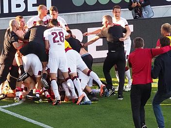 Der verschwundene Torschütze: Tief unten in dieser jubelnden Spielertraube findet sich Nürnbergs Fabian Schleusener. Foto: Jürgen Schmitt