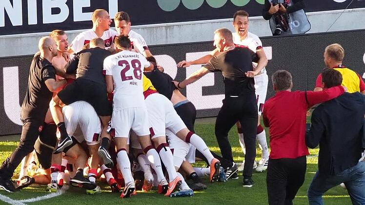 Der verschwundene Torschütze: Tief unten in dieser jubelnden Spielertraube findet sich Nürnbergs Fabian Schleusener. Foto: Jürgen Schmitt
