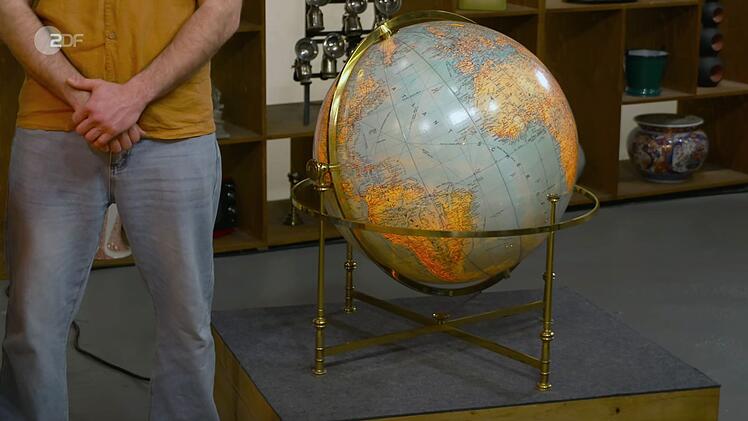 Ein beleuchtbares Globus mit politischer Karte stammte Detlev Kümmel zufolge aus den 1970er Jahren.