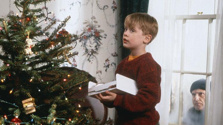 "Kevin - Allein zu Haus" mit Macaulay Culkin (links) und Joe Pesci geh&ouml;rt f&uuml;r viele ebenso zu Weihnachten wie der Weihnachtsbaum und die Geschenke. Der Film ist Heiligabend, 20.15 Uhr, bei SAT.1 und bei Disney+ zu sehen.