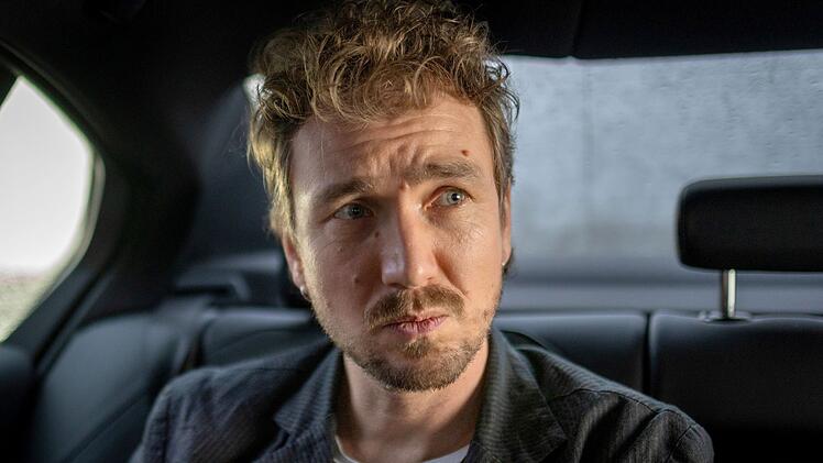 Schutzperson Eduard Raabe (Jan Krauter) ist besorgt.