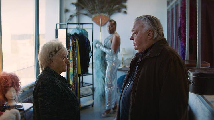 G&uuml;nther (Bernd Stegemann, rechts) ist von seiner Frau Renate (Carmen Maja Antoni) genervt, die sich in die Umkleide der Dragqueen Lou (Catherrine Leclery) verirrt hat.