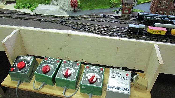 Leistungsstarke Trafos bewegen Personen- und Güterzüge (hier auf einer HO-Spur).