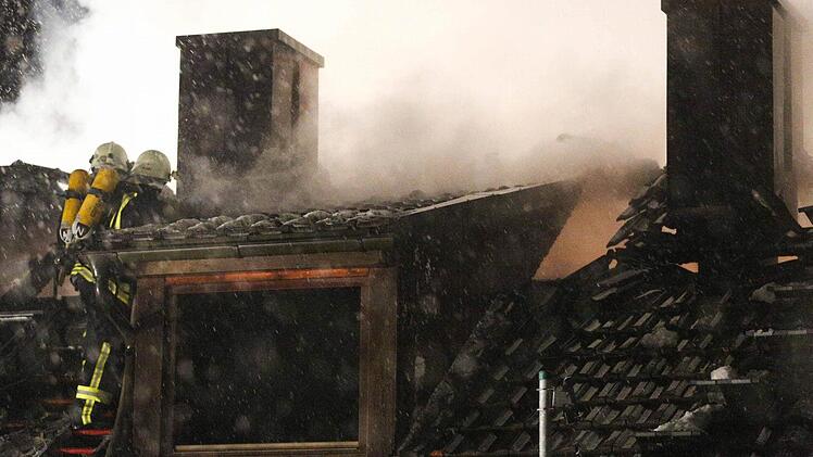 Bis zum Dachstuhl brannte das Haus in Fatschenbrunn. Dem Schrecken und dem Schock folgten für die Familie nun die Dankbarkeit über die Hilfe, die sie von vielen Seiten erfährt.Fotos: Archiv