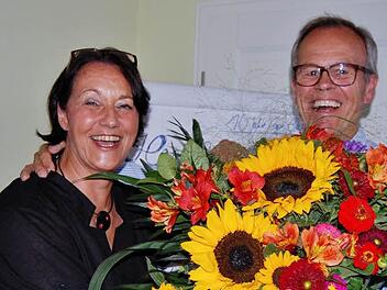 Eberhard Zahn gratuliert seiner Frau Gabi im Namen aller 32 Vereinsmitglieder zum zehnjährigen Jubiläum des Musikfestivals "Cape Classic". Foto: Sigismund von Dobschütz