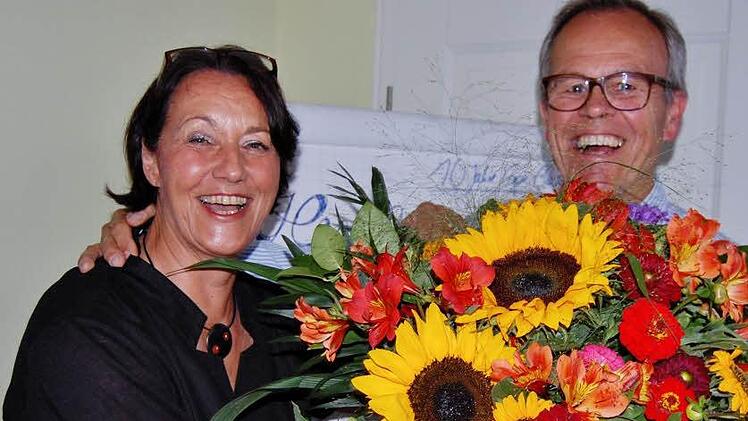 Eberhard Zahn gratuliert seiner Frau Gabi im Namen aller 32 Vereinsmitglieder zum zehnjährigen Jubiläum des Musikfestivals "Cape Classic". Foto: Sigismund von Dobschütz