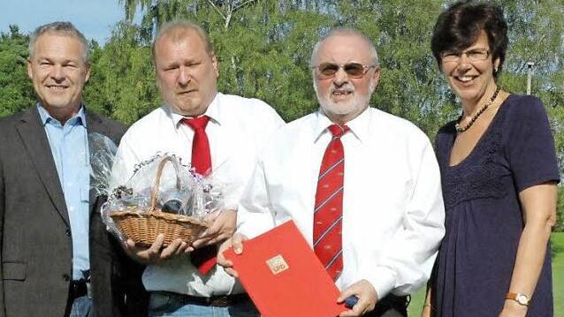 Seit 50 Jahren gehört Gerhard Heublein (Dritter von links) der SPD an. Oberbürgermeister Frank Rebhan, der Vorsitzende des Ortsvereines Haarbrücken/Thann, Bernd Gärtner, und Susan Biedefeld (von links) gratulierten dem Jubilar. Foto: Edwin Meißinger