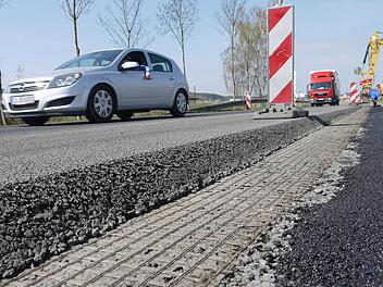 High-Tech-Gewebe und neuer Fahrbahnbelag: die Baustelle auf der Bundesstraße 303., Foto: Berthold Köhler