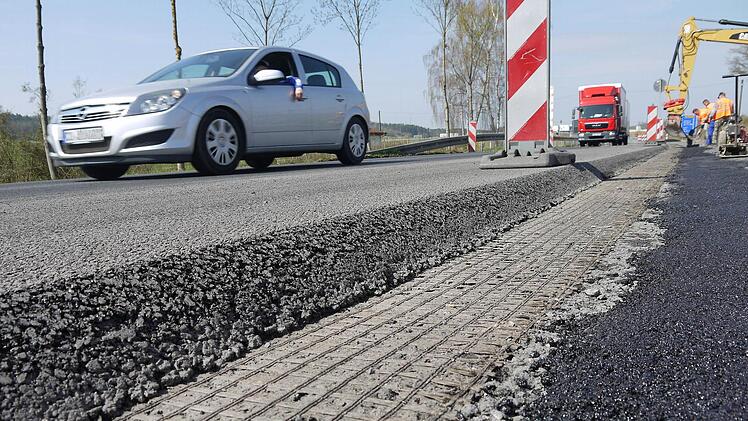 High-Tech-Gewebe und neuer Fahrbahnbelag: die Baustelle auf der Bundesstraße 303., Foto: Berthold Köhler