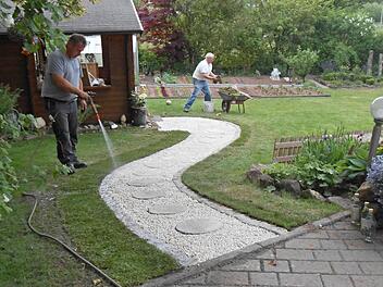 Bis zum Tag der offenen Gartentür ist noch einiges zu tun. Deshalb wird hier noch letzte Hand angelegt, damit sich der Garten von seiner besten Seite zeigen kann. Foto: Helmut Will