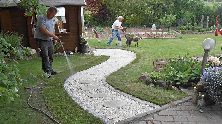 Bis zum Tag der offenen Gartentür ist noch einiges zu tun. Deshalb wird hier noch letzte Hand angelegt, damit sich der Garten von seiner besten Seite zeigen kann. Foto: Helmut Will