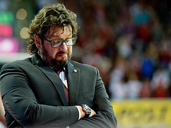Bei diesen Gegnern kommt man schon mal ins Gr&uuml;beln: Brose Baskets-Coach Andrea Trinchieri. Foto: Sven Hoppe/dpa