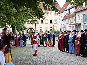 Am letzten Heimatspieltag wurden die Honoratioren aus dem Stück von der Stadtkapelle angespielt, ehe sie auf die Bühne gingen.  Foto: Heike Beudert