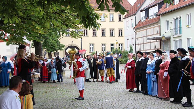 Am letzten Heimatspieltag wurden die Honoratioren aus dem Stück von der Stadtkapelle angespielt, ehe sie auf die Bühne gingen.  Foto: Heike Beudert