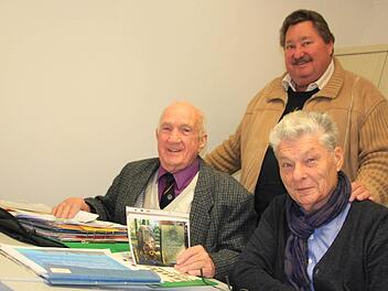 Klaus Röder (stehend) aus Grundfeld führt seit 2009 die Bundesgrenzschutz-Kameradschaft Coburg, der auch Alfons Grau (links) und Siegfried Rüdiger angehören. Alfons Grau hat zahlreiche Bilder und Dokumente über den BGS in Coburg gesammelt. Foto: Matthias Einwag