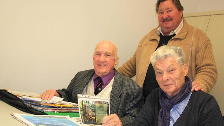 Klaus Röder (stehend) aus Grundfeld führt seit 2009 die Bundesgrenzschutz-Kameradschaft Coburg, der auch Alfons Grau (links) und Siegfried Rüdiger angehören. Alfons Grau hat zahlreiche Bilder und Dokumente über den BGS in Coburg gesammelt. Foto: Matthias Einwag