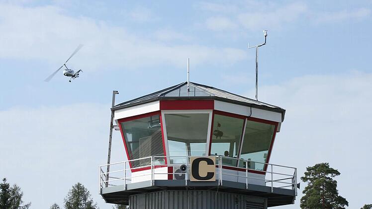 Wie Spielzeug umkreisen die Tragschrauber den Tower auf dem Flugplatz Kulmbach. Foto: Sonny Adam