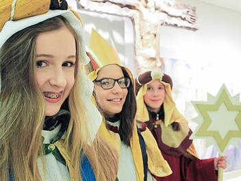 Lea Thüroff, Annika Möckel und Julia Franke (von links) bringen den Segen der Sternsinger in rund 200 Haushalte in Kronach. Foto: Dominic Buckreus