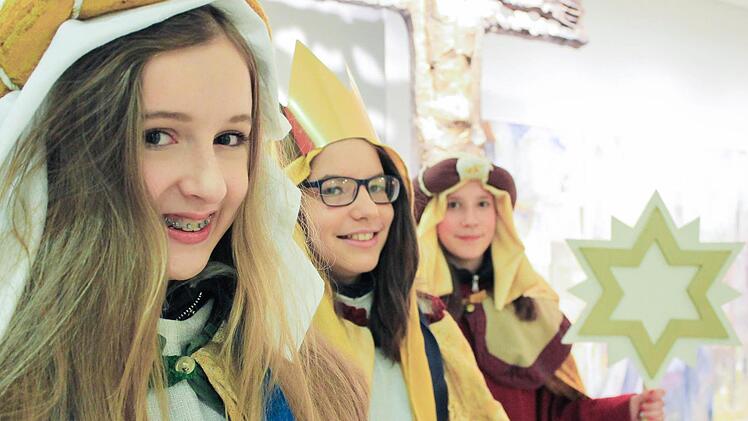 Lea Thüroff, Annika Möckel und Julia Franke (von links) bringen den Segen der Sternsinger in rund 200 Haushalte in Kronach. Foto: Dominic Buckreus