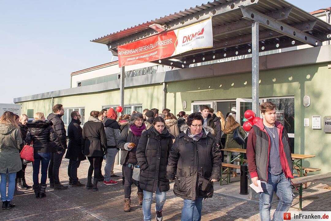 Seukendorf im Ausnahmezustand - Typisierungsaktion bringt Helfer und Örtlichkeit an die Belastungsgrenze - 16-jährige Klassenkameradin bringt alles ins Rollen - Über 2.500 Menschen folgen dem Aufruf „TOM BRAUCHT DICH... JETZT!“