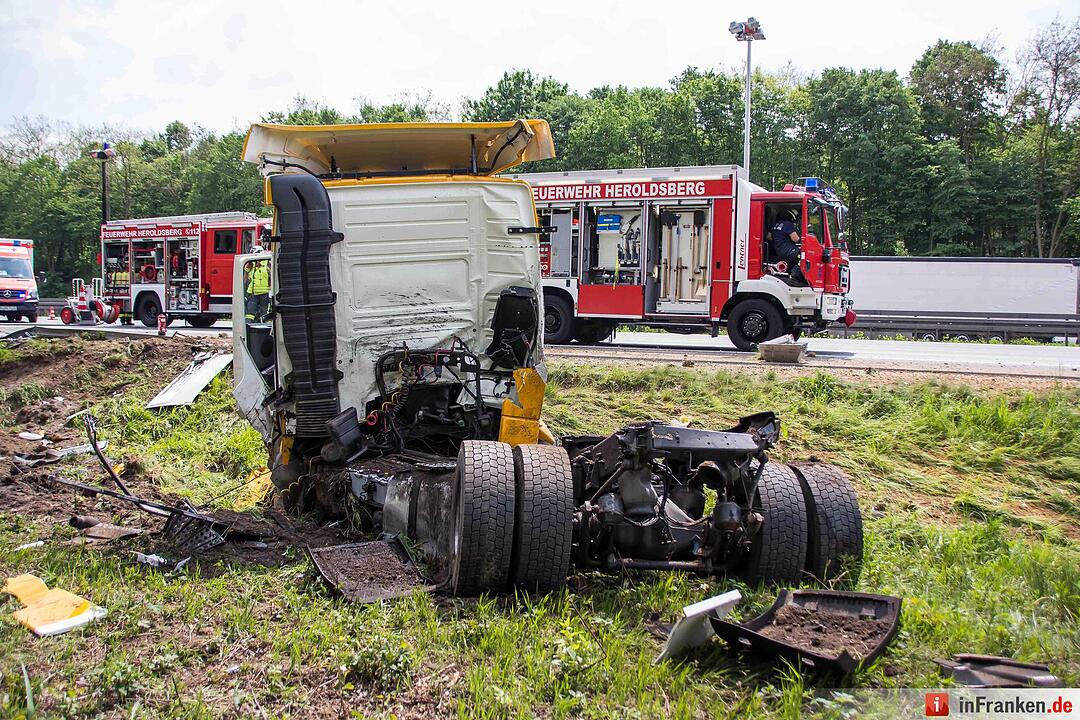 Nürnberg_ Schwerer Lkw-Unfall nach Reifenplatzer
