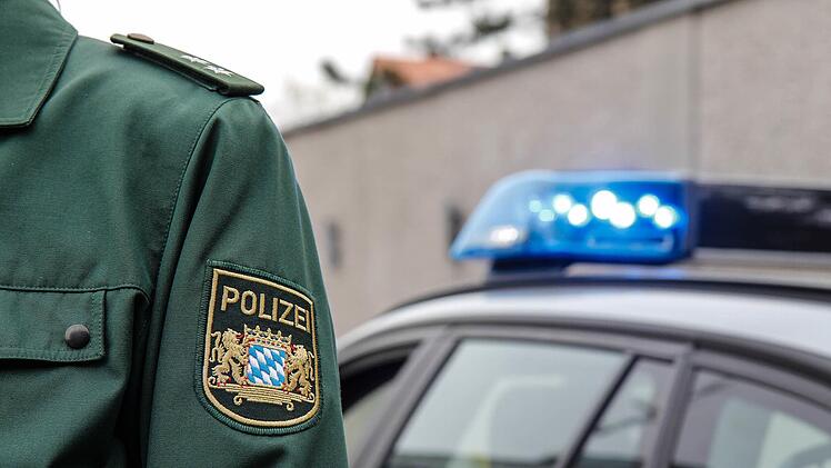 Auf einem Kulmbacher Supermarktparkplatz wurde ein dreij&auml;hriger Junge von einem Auto angefahren und leicht verletzt. Beim Eintreffen von Polizei und Rettungsdienst siegte offenbar seine Begeisterung &uuml;ber den Schmerz. Symbolfoto: Christopher Schulz