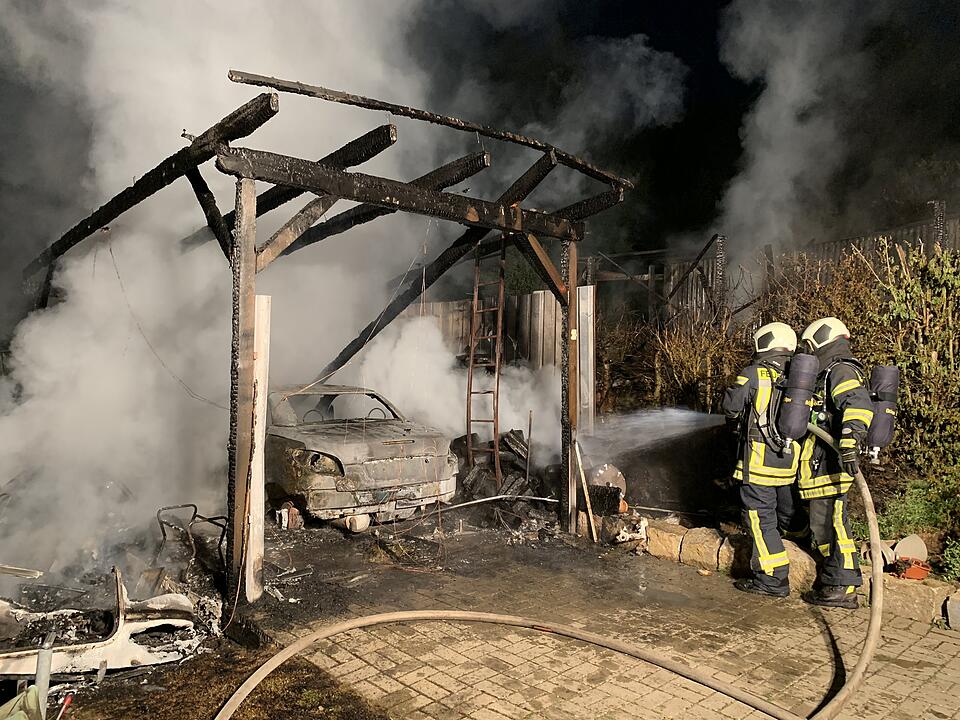 Ein am Samstagmorgen aus bislang unbekannter Ursache ausgebrochener Brand eines Carports in Leinach (Landkreis Würzburg/Unterfranken) griff auf eine benachbarte Hütte über und führte zum vollständigen Ausbrennen eines Peugeots, eines Motorbootes und Wohnwagens.
