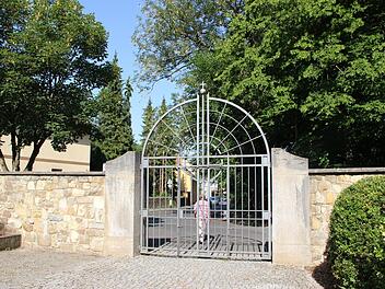 In den Ferien wird das Friedhofstor hergerichtet.Heike Beudert