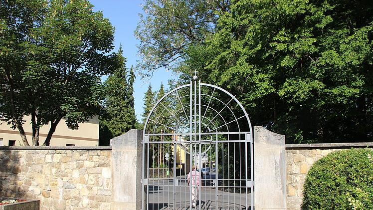 In den Ferien wird das Friedhofstor hergerichtet.Heike Beudert