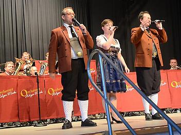 Orchesterleiter Holger Mück (links) beim Gesangstrio mit Sandra Spindler und Kalle Belz  Foto: K.- H. Hofmann