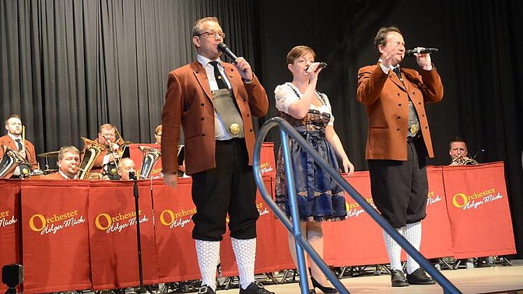 Orchesterleiter Holger Mück (links) beim Gesangstrio mit Sandra Spindler und Kalle Belz  Foto: K.- H. Hofmann
