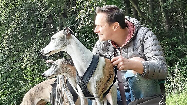 Bei diesem Foto ist die Perspektive besser gewählt, da sich die Fotografin auf Augenhöhe mit Mensch und Tieren befindet. Die Tiere sind vollständig zu sehen.