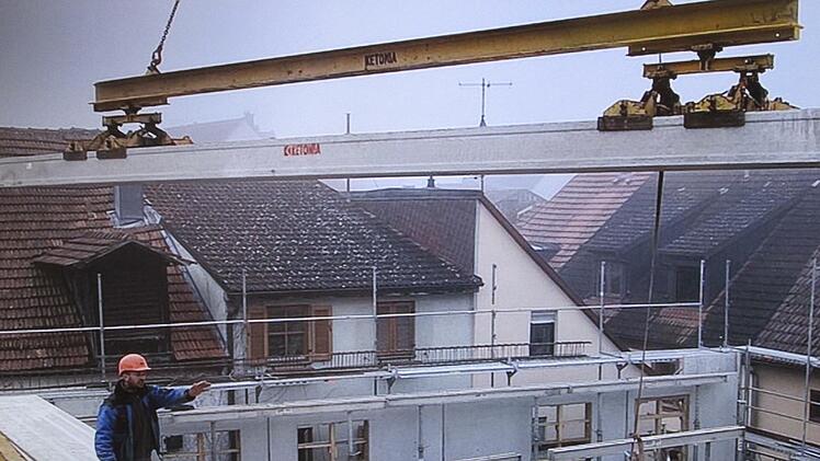 Das  Bürgerhaus wächst in die Höhe. Im Frühjahr  2023 soll alles fertig sein.
