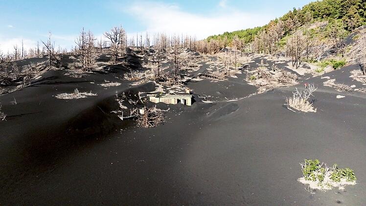 F&uuml;nf Jahre nach der Eruption sind einige H&auml;user noch immer von der Vulkanasche eingeschlossen.