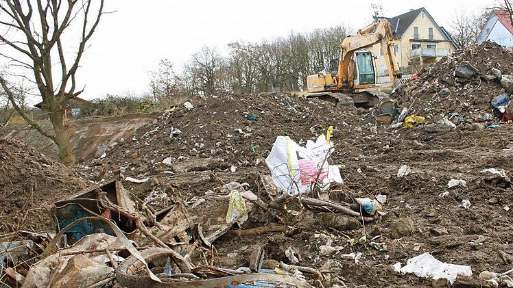Jede Menge Müll wurde auf dem über die Böhmerwaldstraße zu erreichenden Gelände in Höchstadt-Süd ans Tageslicht gefördert. alle Fotos: Andreas Dorsch
