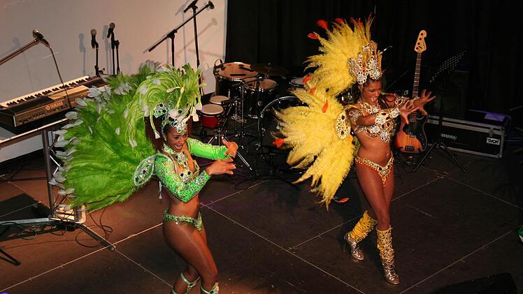 Feuriger Samba wurde von zwei brasilianischen Tänzerinnen dargeboten. Foto: Evi Seeger