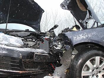 Ein Golf und ein VW Eos stießen zusammen, weil ein 26-Jähriger den Rückstau nach einem anderen Unfall zu spät bemerkt hatte. Foto: Jürgen Gärtner