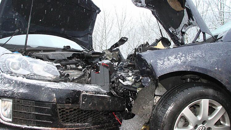 Ein Golf und ein VW Eos stießen zusammen, weil ein 26-Jähriger den Rückstau nach einem anderen Unfall zu spät bemerkt hatte. Foto: Jürgen Gärtner